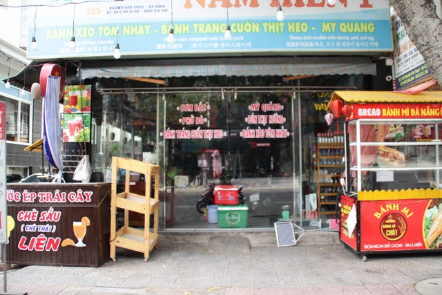 Đà Nẵng: Hàng quán cửa đóng then cài, phố phường vắng vẻ - 3