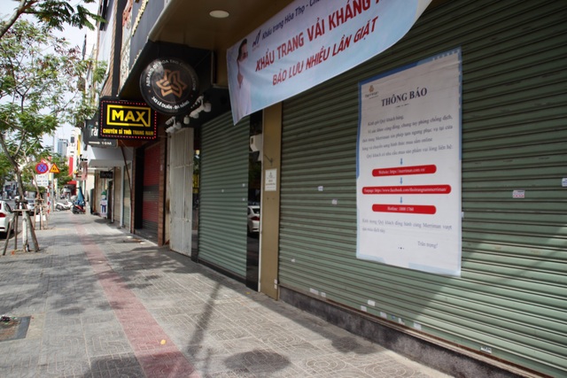 Đà Nẵng: Hàng quán cửa đóng then cài, phố phường vắng vẻ - 4