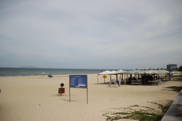 Đà Nẵng: Hàng quán cửa đóng then cài, phố phường vắng vẻ - 6