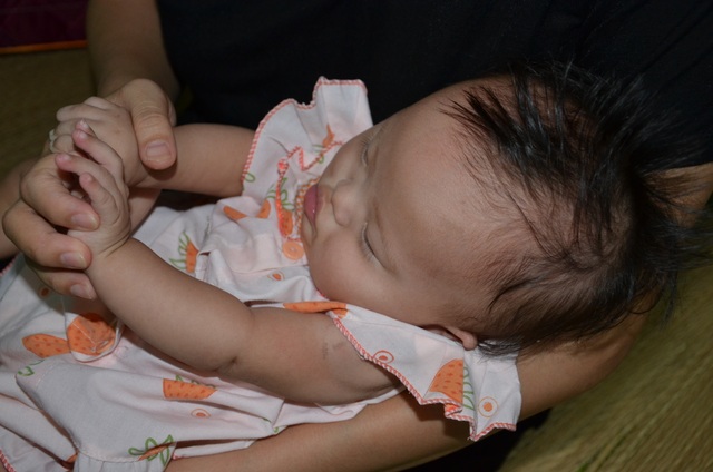Thương cảnh mẹ con bé gái nhiều lần ngủ gục bên hành lang bệnh viện - 3 Thương cảnh mẹ con bé gái nhiều lần ngủ gục bên hành lang bệnh viện - 3