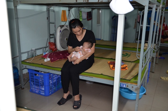 Thương cảnh mẹ con bé gái nhiều lần ngủ gục bên hành lang bệnh viện - 6 Thương cảnh mẹ con bé gái nhiều lần ngủ gục bên hành lang bệnh viện - 6