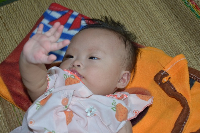 Thương cảnh mẹ con bé gái nhiều lần ngủ gục bên hành lang bệnh viện - 7 Thương cảnh mẹ con bé gái nhiều lần ngủ gục bên hành lang bệnh viện - 7