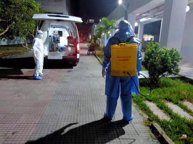 Chuyển thêm 1 bệnh nhân mắc Covid-19 rất nặng ra Huế điều trị - 2 Chuyển thêm 1 bệnh nhân mắc Covid-19 rất nặng ra Huế điều trị - 2
