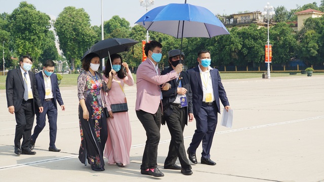 Hơn 200 trí thức, nhà khoa học, văn nghệ sĩ vào Lăng viếng Bác - 6 Hơn 200 trí thức, nhà khoa học, văn nghệ sĩ vào Lăng viếng Bác - 6