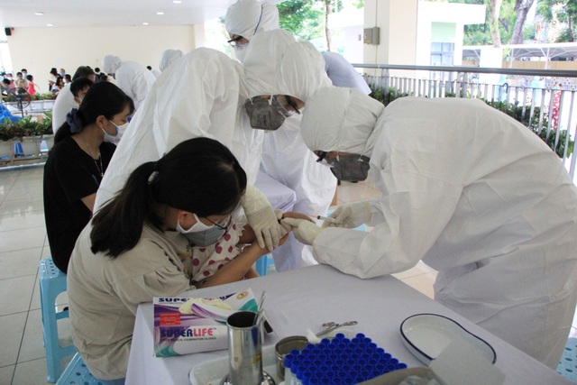 Hà Nội: Người về từ Đà Nẵng hối hả đi xét nghiệm Covid-19 - 10 Hà Nội: Người về từ Đà Nẵng hối hả đi xét nghiệm Covid-19 - 10
