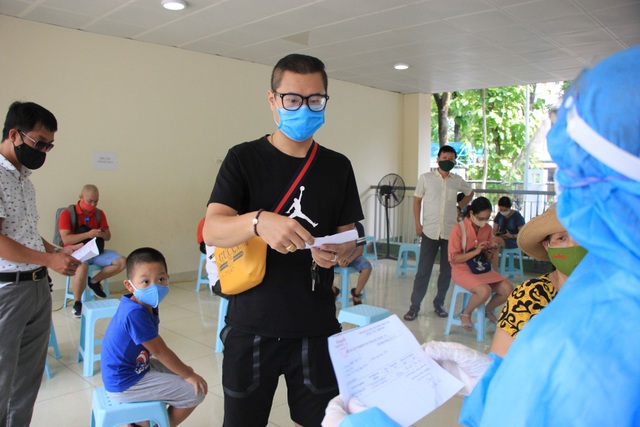 Hà Nội: Người về từ Đà Nẵng hối hả đi xét nghiệm Covid-19 - 11 Hà Nội: Người về từ Đà Nẵng hối hả đi xét nghiệm Covid-19 - 11