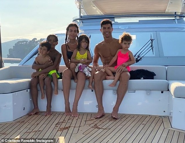 Ngắm du thuyền 165 tỷ đồng nơi Cristiano Ronaldo đang nghỉ hè bên gia đình - 1 Ngắm du thuyền 165 tỷ đồng nơi Cristiano Ronaldo đang nghỉ hè bên gia đình - 1
