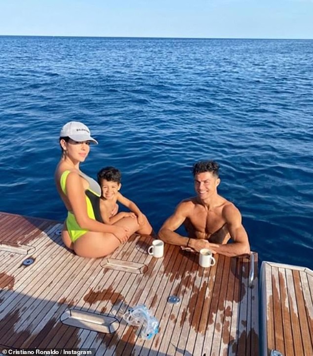 Ngắm du thuyền 165 tỷ đồng nơi Cristiano Ronaldo đang nghỉ hè bên gia đình - 6 Ngắm du thuyền 165 tỷ đồng nơi Cristiano Ronaldo đang nghỉ hè bên gia đình - 6