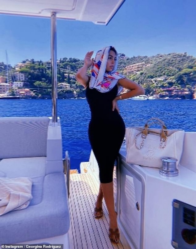 Ngắm du thuyền 165 tỷ đồng nơi Cristiano Ronaldo đang nghỉ hè bên gia đình - 11 Ngắm du thuyền 165 tỷ đồng nơi Cristiano Ronaldo đang nghỉ hè bên gia đình - 11