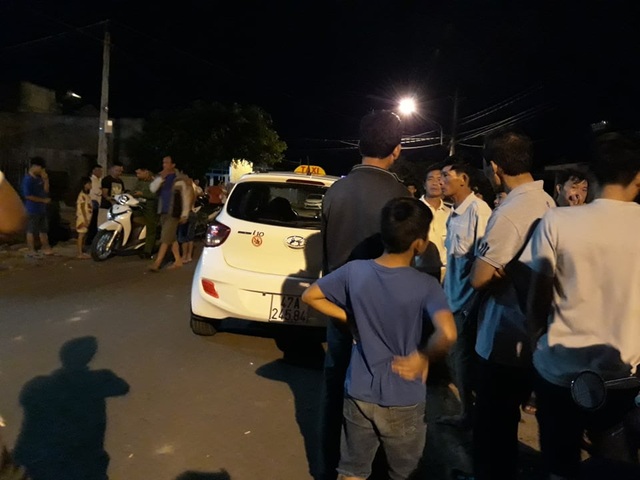 Tài xế taxi rút dao đâm khách bị thương rồi bỏ trốn - 2 Tài xế taxi rút dao đâm khách bị thương rồi bỏ trốn - 2