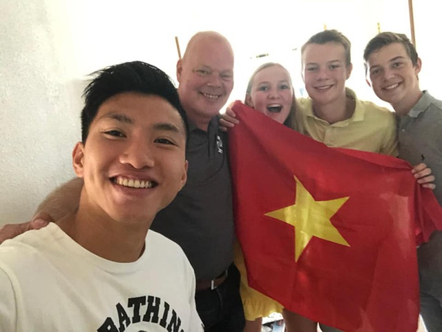 Văn Hậu tạm biệt sếp lớn ở Heerenveen trước ngày về Việt Nam - 1 Văn Hậu tạm biệt sếp lớn ở Heerenveen trước ngày về Việt Nam - 1