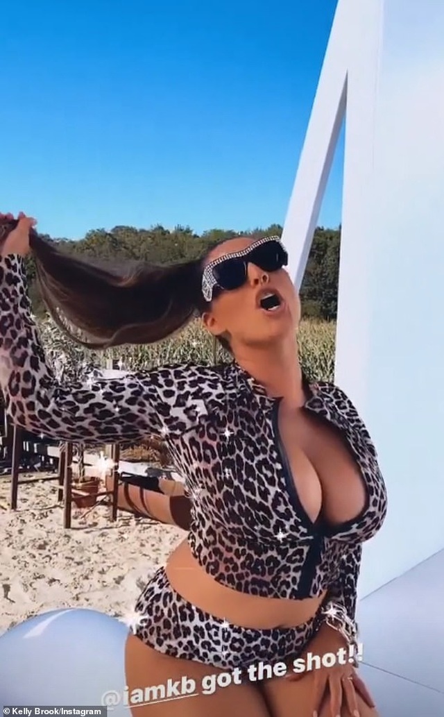 Kelly Brook khoe vòng một nảy nở trong buổi chụp hình - 2 Kelly Brook khoe vòng một nảy nở trong buổi chụp hình - 2
