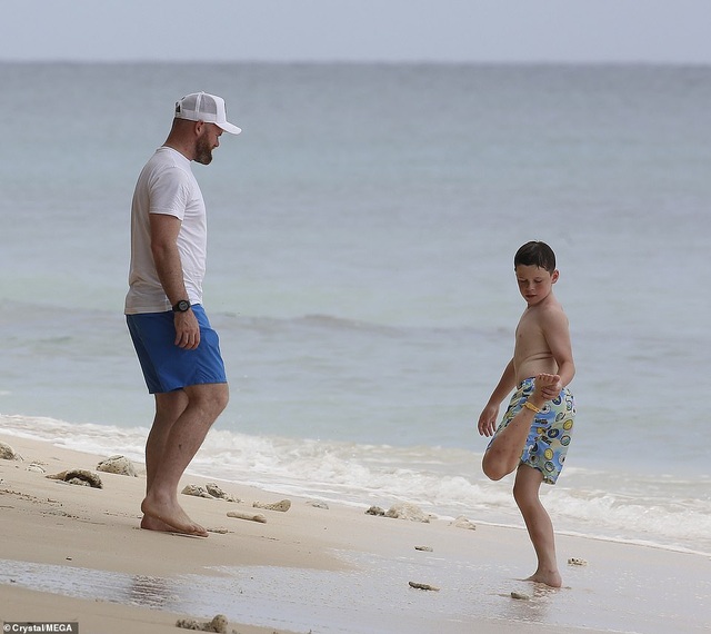 Vợ Wayne Rooney chơi đùa cùng con trên biển - 5 Vợ Wayne Rooney chơi đùa cùng con trên biển - 5