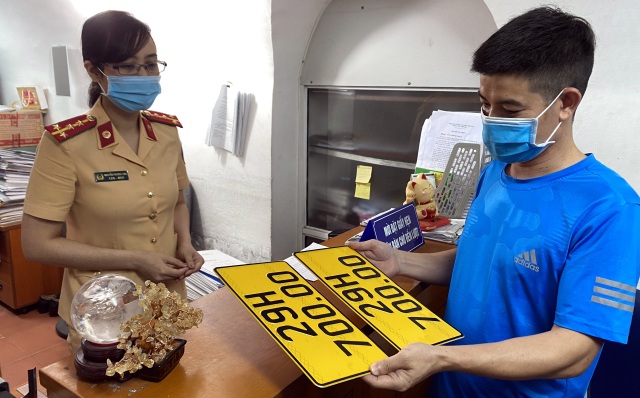 Hôm nay, 88 taxi, grab car đầu tiên đổi biển số xe màu vàng - 1 Hôm nay, 88 taxi, grab car đầu tiên đổi biển số xe màu vàng - 1