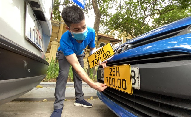Hôm nay, 88 taxi, grab car đầu tiên đổi biển số xe màu vàng - 2 Hôm nay, 88 taxi, grab car đầu tiên đổi biển số xe màu vàng - 2