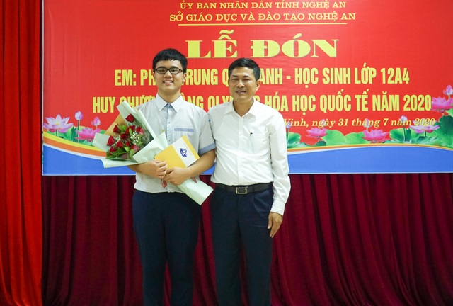 Đón nam sinh xứ Nghệ đầu tiên đạt Huy chương vàng Olympic Hóa học quốc tế - 2 Đón nam sinh xứ Nghệ đầu tiên đạt Huy chương vàng Olympic Hóa học quốc tế - 2