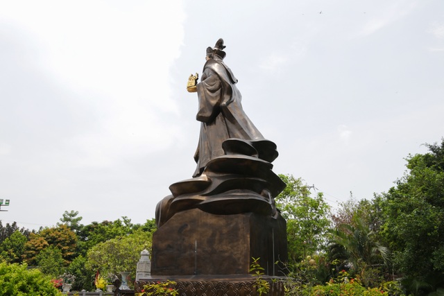 Chiêm ngưỡng bức tượng đồng nguyên chất lớn nhất Việt Nam - 6 Chiêm ngưỡng bức tượng đồng nguyên chất lớn nhất Việt Nam - 6