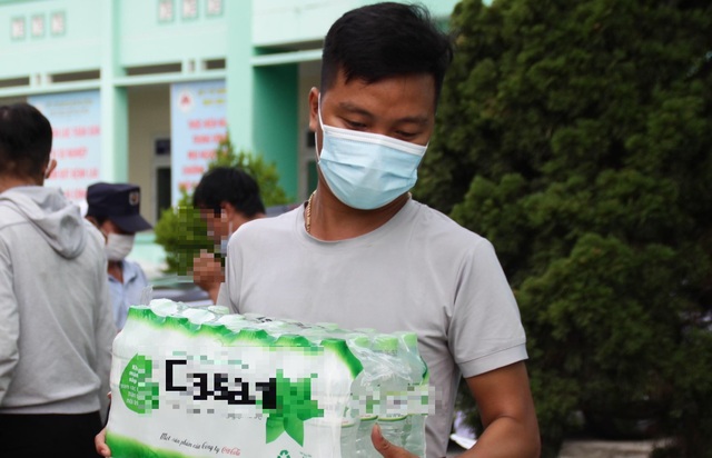 Nhân viên y tế Đà Nẵng xúc động nhận quả cam có lời nhắn nhủ “chờ trở về” - 4 Nhân viên y tế Đà Nẵng xúc động nhận quả cam có lời nhắn nhủ “chờ trở về” - 4