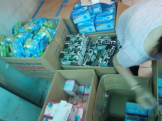 Covid-19 phức tạp, dân buôn khẩu trang “dọa” tăng giá 10 triệu đồng/thùng - 2 Covid-19 phức tạp, dân buôn khẩu trang “dọa” tăng giá 10 triệu đồng/thùng - 2