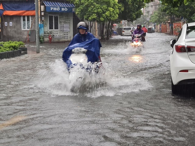 Nhiều tuyến phố Hải Phòng ngập trong biển nước - 5 Nhiều tuyến phố Hải Phòng ngập trong biển nước - 5