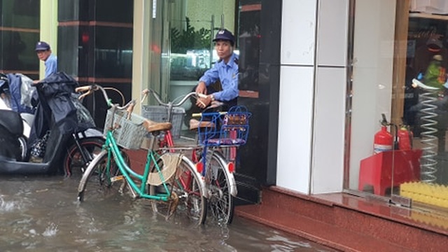 Nhiều tuyến phố Hải Phòng ngập trong biển nước - 11 Nhiều tuyến phố Hải Phòng ngập trong biển nước - 11