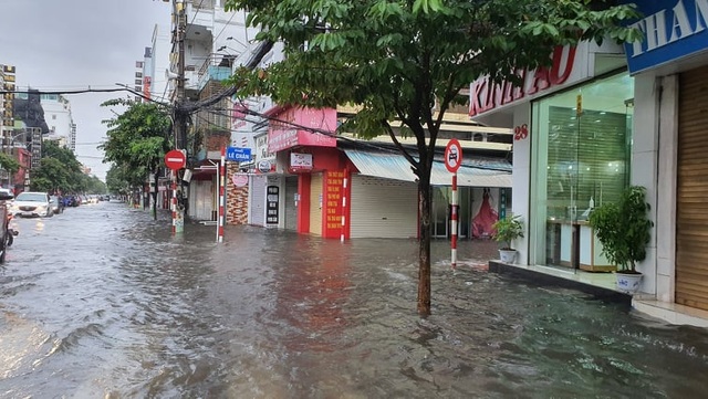 Nhiều tuyến phố Hải Phòng ngập trong biển nước - 1 Nhiều tuyến phố Hải Phòng ngập trong biển nước - 1
