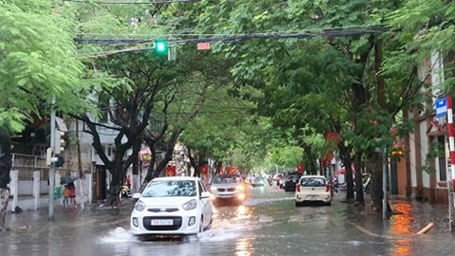 Nhiều tuyến phố Hải Phòng ngập trong biển nước - 6 Nhiều tuyến phố Hải Phòng ngập trong biển nước - 6