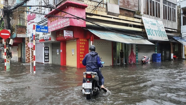Nhiều tuyến phố Hải Phòng ngập trong biển nước - 7 Nhiều tuyến phố Hải Phòng ngập trong biển nước - 7
