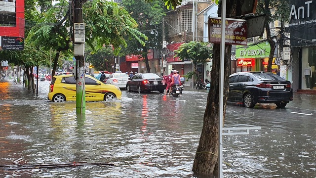 Nhiều tuyến phố Hải Phòng ngập trong biển nước - 10 Nhiều tuyến phố Hải Phòng ngập trong biển nước - 10