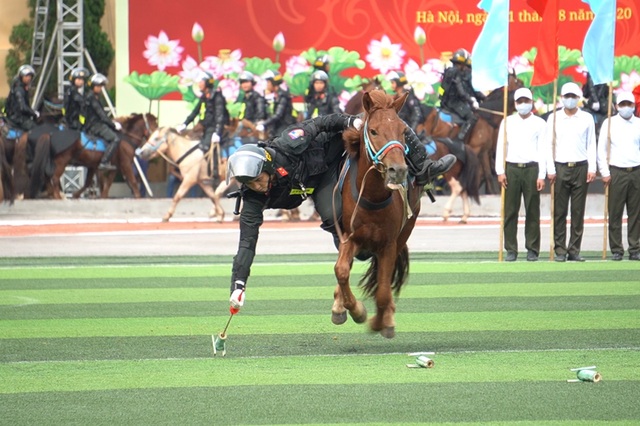 Diện mạo mới lạ của Đoàn cảnh sát cơ động kỵ binh - 7 Diện mạo mới lạ của Đoàn cảnh sát cơ động kỵ binh - 7