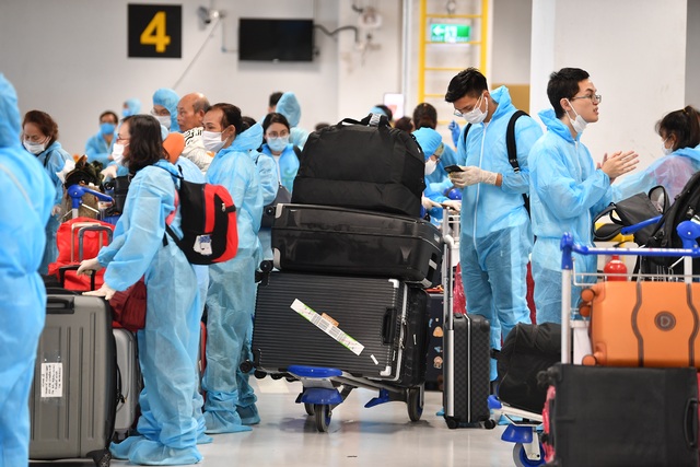 Sân bay Vân Đồn đón 278 công dân Việt Nam từ châu Âu về nước an toàn - 3 Sân bay Vân Đồn đón 278 công dân Việt Nam từ châu Âu về nước an toàn - 3