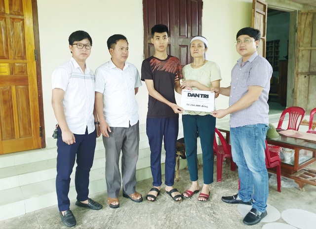 Hơn 55 triệu đồng của bạn đọc được trao đến cậu học trò nghèo nuôi mẹ mù - 3 Hơn 55 triệu đồng của bạn đọc được trao đến cậu học trò nghèo nuôi mẹ mù - 3