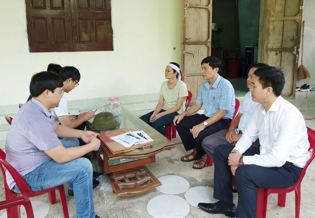 Hơn 55 triệu đồng của bạn đọc được trao đến cậu học trò nghèo nuôi mẹ mù - 2 Hơn 55 triệu đồng của bạn đọc được trao đến cậu học trò nghèo nuôi mẹ mù - 2