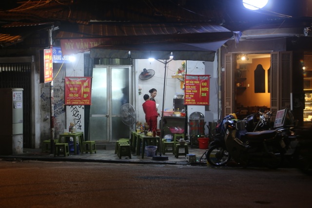 Trái lệnh phòng dịch Covid-19, nhiều quán hàng “xâm chiếm” vỉa hè phố cổ - 3 Trái lệnh phòng dịch Covid-19, nhiều quán hàng “xâm chiếm” vỉa hè phố cổ - 3