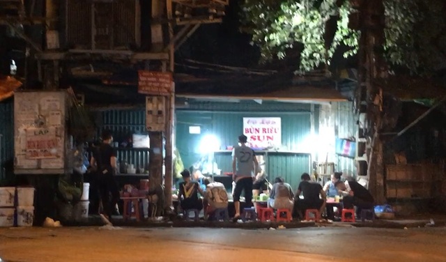 Trái lệnh phòng dịch Covid-19, nhiều quán hàng “xâm chiếm” vỉa hè phố cổ - 4 Trái lệnh phòng dịch Covid-19, nhiều quán hàng “xâm chiếm” vỉa hè phố cổ - 4