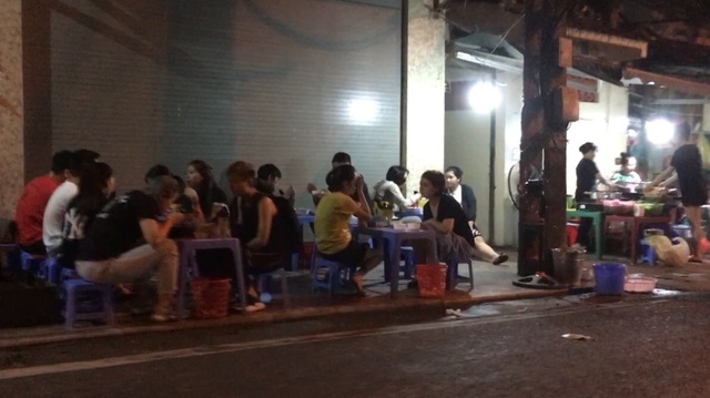 Trái lệnh phòng dịch Covid-19, nhiều quán hàng “xâm chiếm” vỉa hè phố cổ - 5 Trái lệnh phòng dịch Covid-19, nhiều quán hàng “xâm chiếm” vỉa hè phố cổ - 5