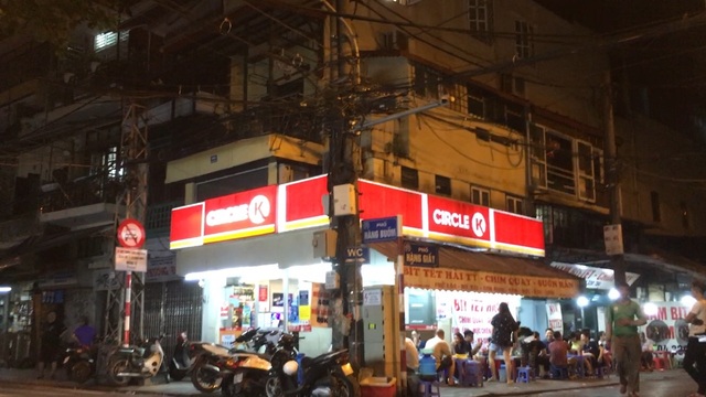 Trái lệnh phòng dịch Covid-19, nhiều quán hàng “xâm chiếm” vỉa hè phố cổ - 6 Trái lệnh phòng dịch Covid-19, nhiều quán hàng “xâm chiếm” vỉa hè phố cổ - 6