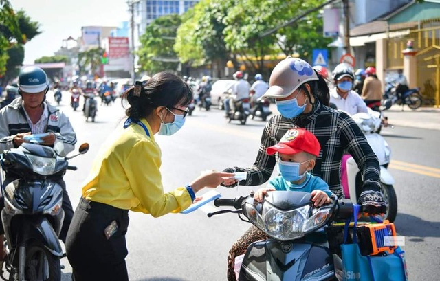 Khuyến cáo người dân ở nhà, giữ khoảng cách 1m khi tiếp xúc - 1 Khuyến cáo người dân ở nhà, giữ khoảng cách 1m khi tiếp xúc - 1