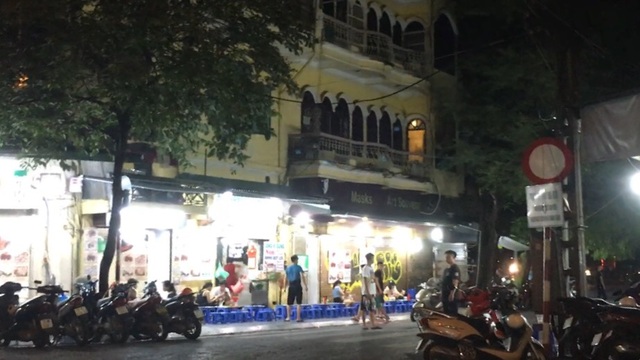 Trái lệnh phòng dịch Covid-19, nhiều quán hàng “xâm chiếm” vỉa hè phố cổ - 7 Trái lệnh phòng dịch Covid-19, nhiều quán hàng “xâm chiếm” vỉa hè phố cổ - 7