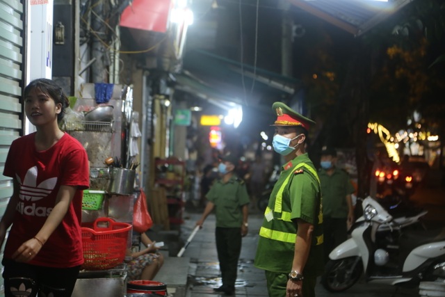 Trái lệnh phòng dịch Covid-19, nhiều quán hàng “xâm chiếm” vỉa hè phố cổ - 8 Trái lệnh phòng dịch Covid-19, nhiều quán hàng “xâm chiếm” vỉa hè phố cổ - 8