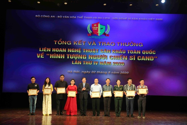 59 nghệ sĩ đoạt Huy chương Vàng tại Liên hoan sân khấu về hình tượng CAND - 4 59 nghệ sĩ đoạt Huy chương Vàng tại Liên hoan sân khấu về hình tượng CAND - 4