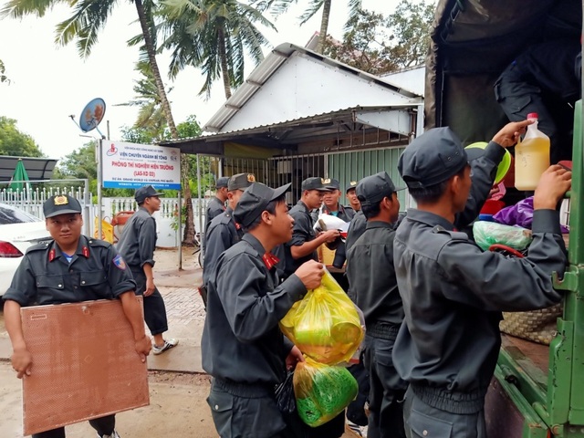 Mưa giông gây hư hỏng nhiều ngôi nhà ở Phú Quốc, 6 tàu cá bị chìm - 3