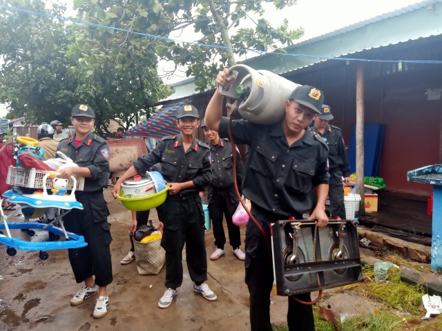 Mưa giông gây hư hỏng nhiều ngôi nhà ở Phú Quốc, 6 tàu cá bị chìm - 4