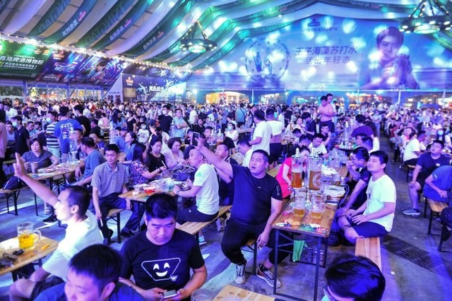 Hàng nghìn người Trung Quốc không đeo khẩu trang, nô nức dự lễ hội bia - 1 Hàng nghìn người Trung Quốc không đeo khẩu trang, nô nức dự lễ hội bia - 1