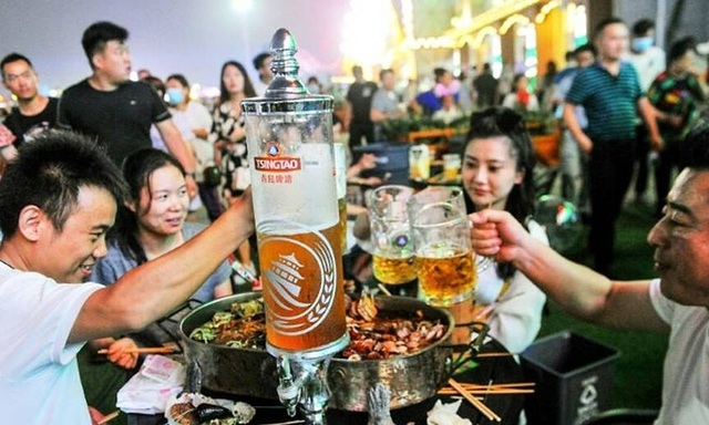 Hàng nghìn người Trung Quốc không đeo khẩu trang, nô nức dự lễ hội bia - 2 Hàng nghìn người Trung Quốc không đeo khẩu trang, nô nức dự lễ hội bia - 2