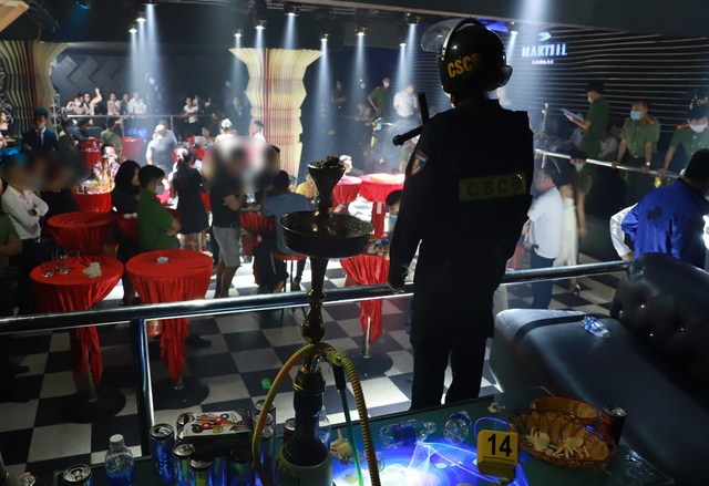 Bắt nhóm đối tượng chơi ma túy trong quán bar khi giãn cách xã hội - 2 Bắt nhóm đối tượng chơi ma túy trong quán bar khi giãn cách xã hội - 2