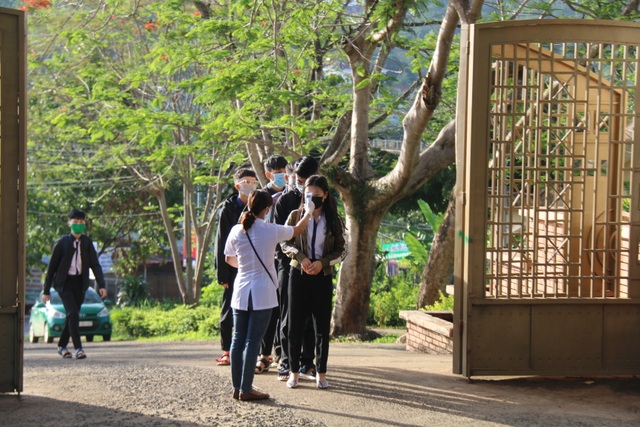 Phun khử khuẩn, vận động khẩu trang phục vụ các điểm thi tốt nghiệp THPT - 2 Phun khử khuẩn, vận động khẩu trang phục vụ các điểm thi tốt nghiệp THPT - 2