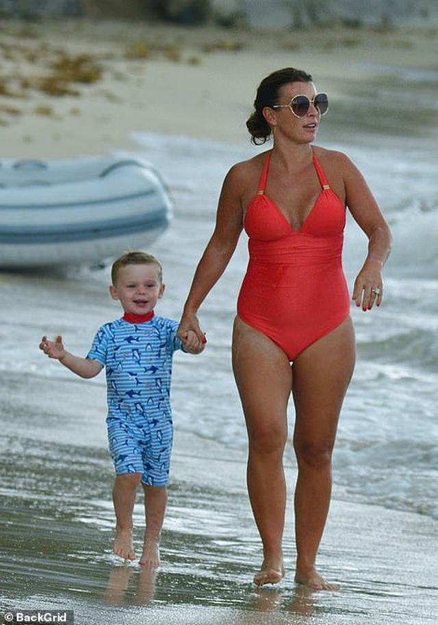 Coleen Rooney khoe dáng tròn trịa trên biển - 2 Coleen Rooney khoe dáng tròn trịa trên biển - 2