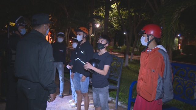 CSCĐ tuần tra dọc phố nhắc hàng quán đóng cửa, người dân đeo khẩu trang - 3 CSCĐ tuần tra dọc phố nhắc hàng quán đóng cửa, người dân đeo khẩu trang - 3