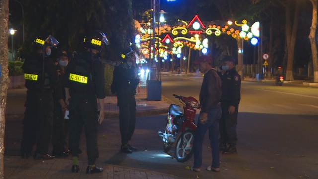 CSCĐ tuần tra dọc phố nhắc hàng quán đóng cửa, người dân đeo khẩu trang - 2 CSCĐ tuần tra dọc phố nhắc hàng quán đóng cửa, người dân đeo khẩu trang - 2